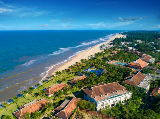 Xe từ sân bay Phú Bài Huế đi Lapochine Beach Resort (Ana Mandara Huế)